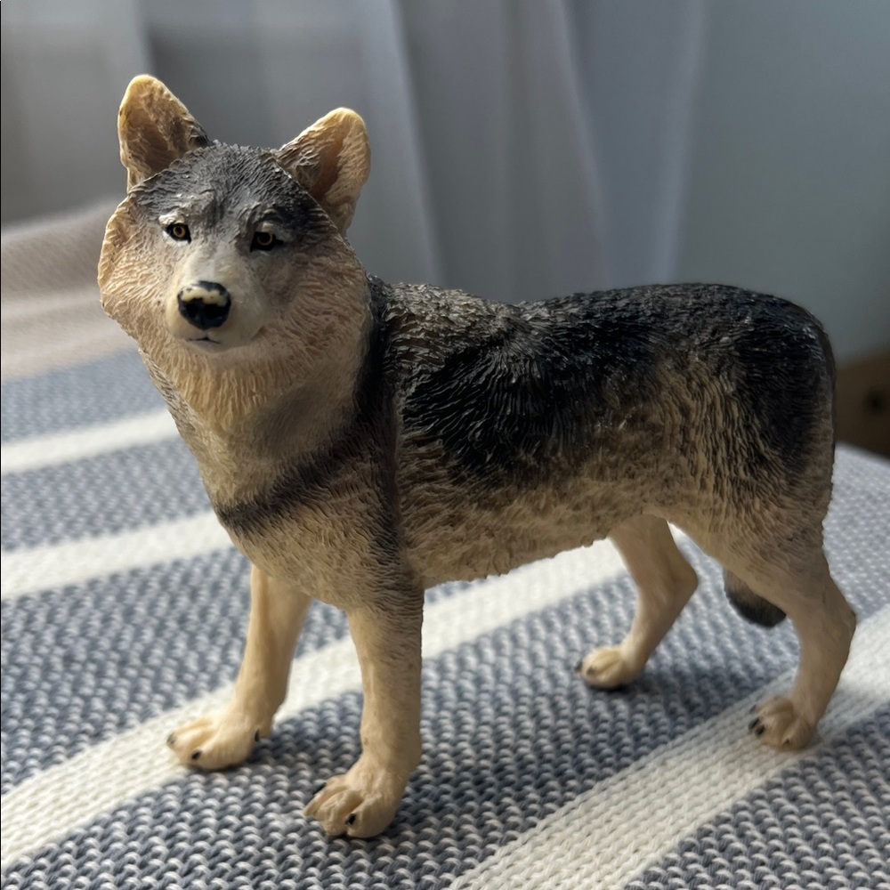 WOLF Textured Figurine in Cream